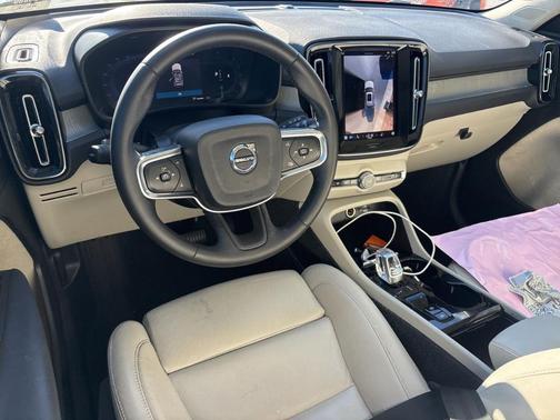 2024 Volvo XC40 B5 Plus Bright Theme
