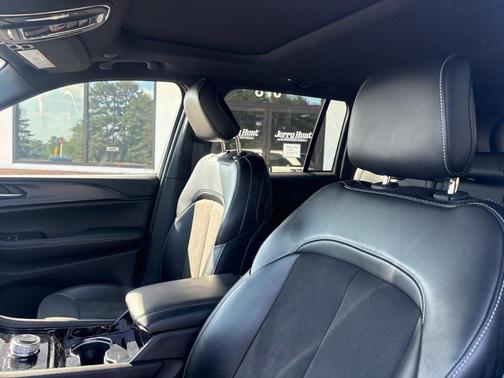 Bright White Clearcoat 2023 Jeep Grand Cherokee Altitude