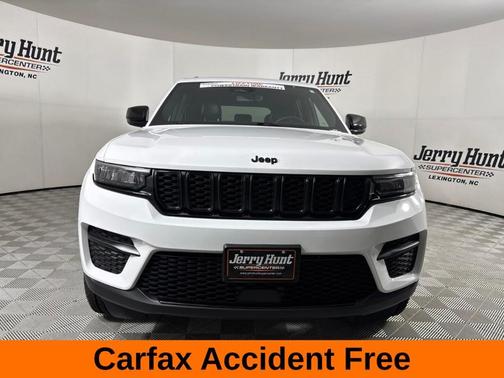 Bright White Clearcoat 2023 Jeep Grand Cherokee Altitude