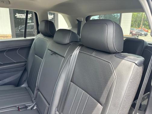 Deep Black Pearl Effect 2023 Volkswagen Tiguan 2.0T SE