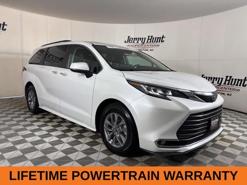 2023 Toyota Sienna XLE