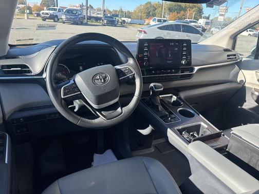 2023 Toyota Sienna XLE