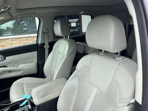 Everlasting Silver 2023 Kia Sorento SX