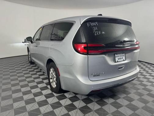 2024 Chrysler Pacifica Touring-L