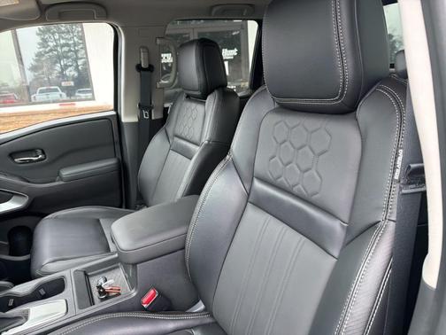 2024 Nissan Frontier SL