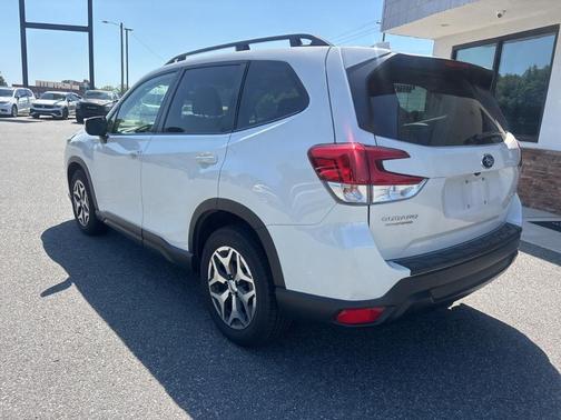 Crystal White Pearl 2022 Subaru Forester Premium
