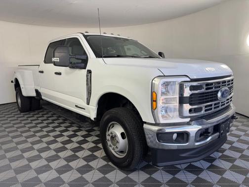Oxford White 2025 Ford F-350 XLT