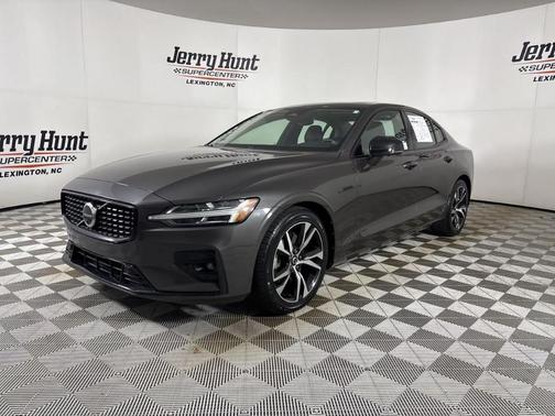 2023 Volvo S60 B5 Plus Dark Theme