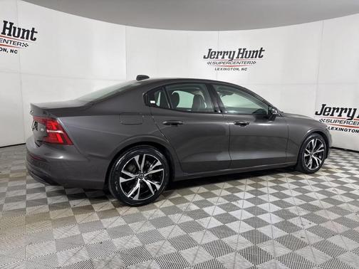 2023 Volvo S60 B5 Plus Dark Theme
