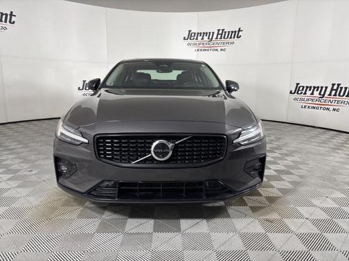 2023 Volvo S60 B5 Plus Dark Theme