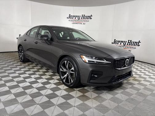 2023 Volvo S60 B5 Plus Dark Theme