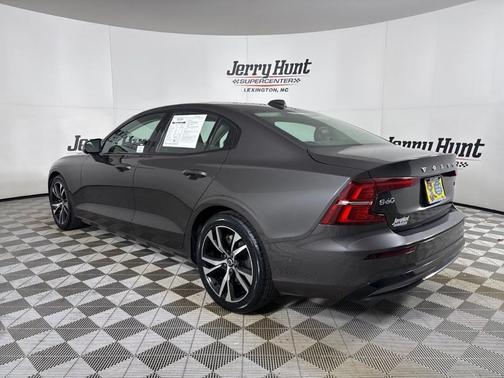 2023 Volvo S60 B5 Plus Dark Theme