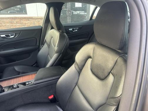 2023 Volvo S60 B5 Plus Dark Theme