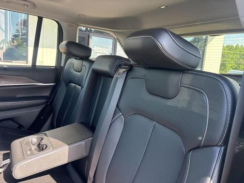 Metallic 2023 Jeep Grand Cherokee Limited