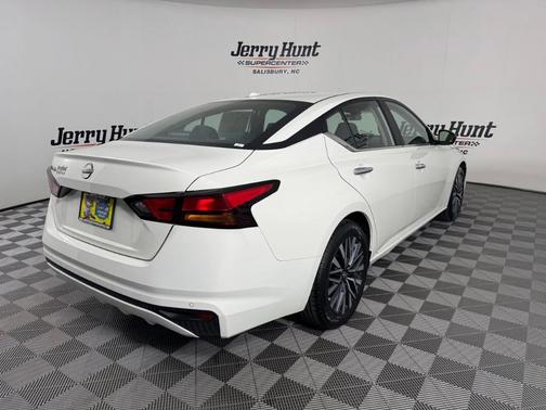 Glacier White 2025 Nissan Altima SV