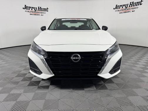 Glacier White 2025 Nissan Altima SV