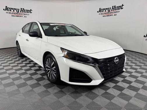 Glacier White 2025 Nissan Altima SV