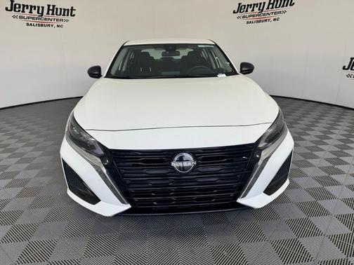 Glacier White 2025 Nissan Altima SV