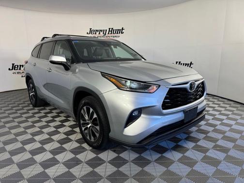 Celestial Silver Metallic 2021 Toyota Highlander XLE