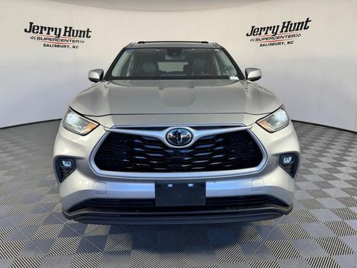 Celestial Silver Metallic 2021 Toyota Highlander XLE