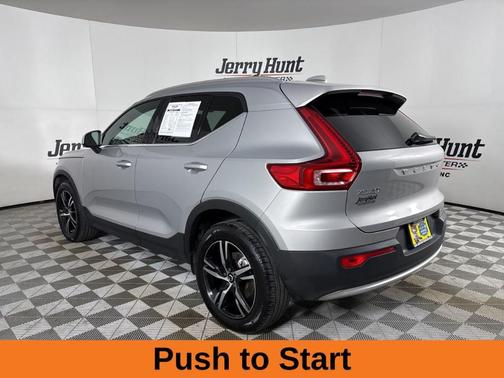 2025 Volvo XC40 B5 Core Bright Theme