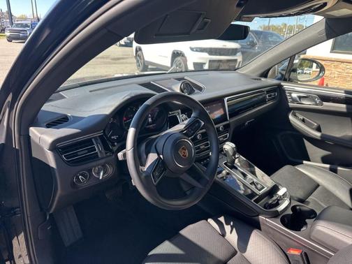 2022 Porsche Macan Base
