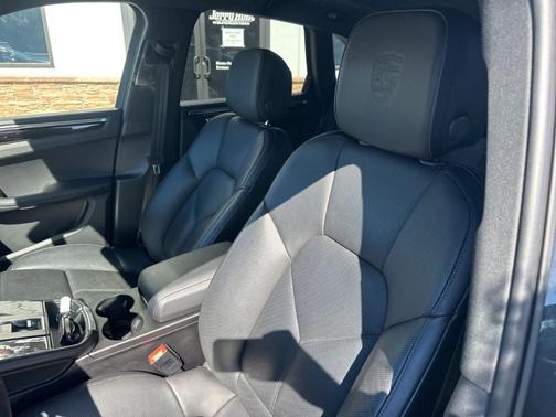 2022 Porsche Macan Base