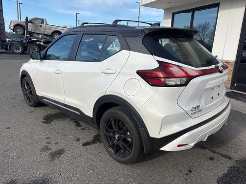 2022 Nissan Kicks SR