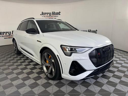 Glacier White Metallic 2022 Audi e-tron S Prestige