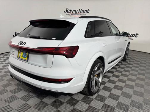 Glacier White Metallic 2022 Audi e-tron S Prestige