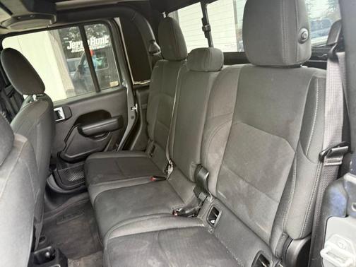 2022 Jeep Gladiator Sport