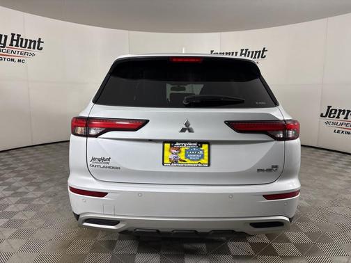 White 2024 Mitsubishi Outlander PHEV SE