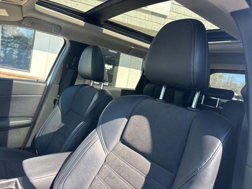 White 2024 Mitsubishi Outlander PHEV SE