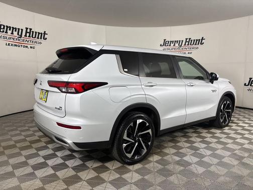 White 2024 Mitsubishi Outlander PHEV SE