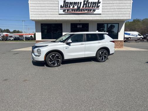 White 2024 Mitsubishi Outlander PHEV SE