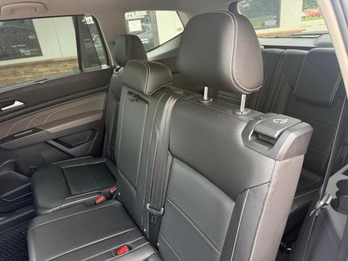 Platinum Gray Metallic 2023 Volkswagen Atlas 3.6L SE w/Technology