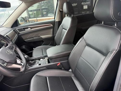 Platinum Gray Metallic 2023 Volkswagen Atlas 3.6L SE w/Technology