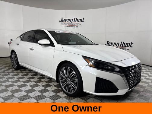 White 2023 Nissan Altima 2.5 SL