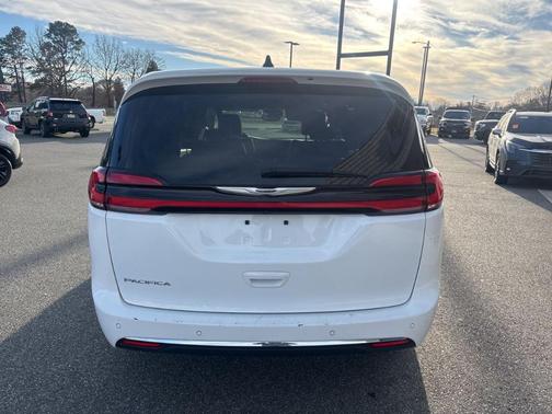 2023 Chrysler Pacifica Touring-L