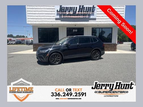 Deep Black Pearl Effect 2023 Volkswagen Tiguan 2.0T SE