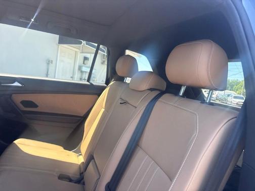Deep Black Pearl Effect 2023 Volkswagen Tiguan 2.0T SE