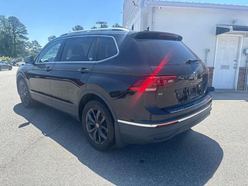 Deep Black Pearl Effect 2023 Volkswagen Tiguan 2.0T SE