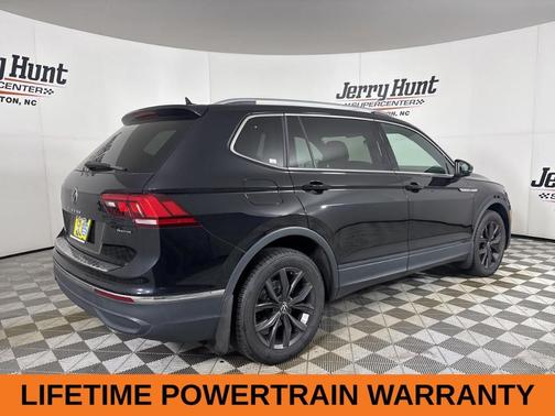 Deep Black Pearl Effect 2023 Volkswagen Tiguan 2.0T SE