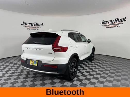 2025 Volvo XC40 B5 Core Bright Theme