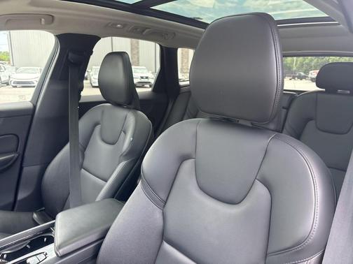 Onyx Black Metallic 2023 Volvo XC60 B5 Core