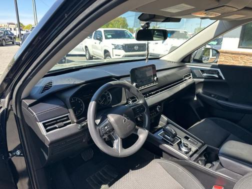 2022 Mitsubishi Outlander ES
