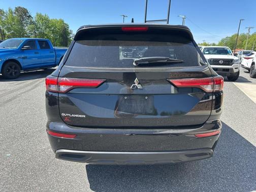 2022 Mitsubishi Outlander ES