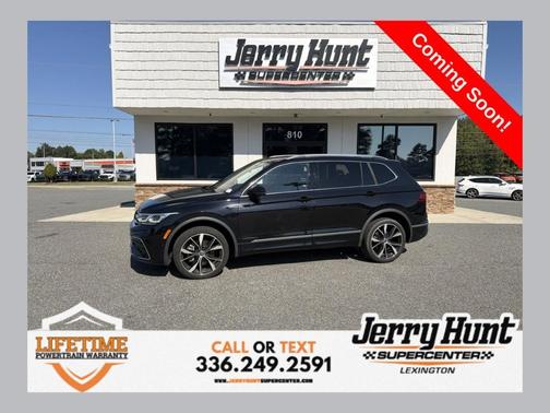 Deep Black Pearl Effect 2023 Volkswagen Tiguan 2.0T SEL R-Line