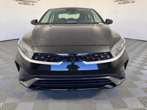 Aurora Black Pearl 2024 Kia Forte LXS