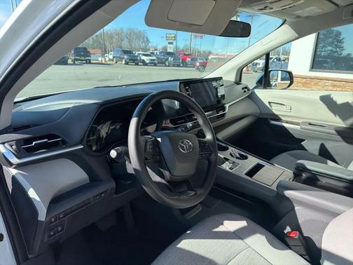 2024 Toyota Sienna LE